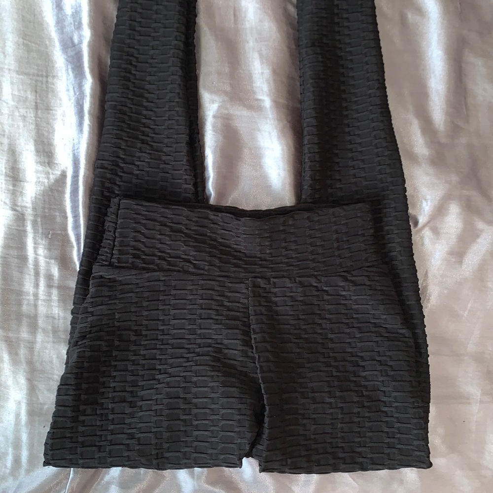 Black butt-scrunch leggings